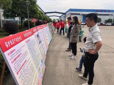 臨澧縣文化市場(chǎng)綜合執(zhí)法大隊(duì)上街道、進(jìn)企業(yè)開展法治宣傳與法律咨詢服務(wù)